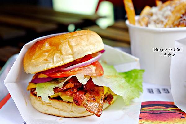 [信義安和站美食] Burger &#038; Co. 簡單道地的美國漢堡，太美味了！薯條、奶昔也好讚啊！(附完整菜單MENU) 通化夜市美食/臨江街美食/台北漢堡推薦 @大食女 in Wonderland