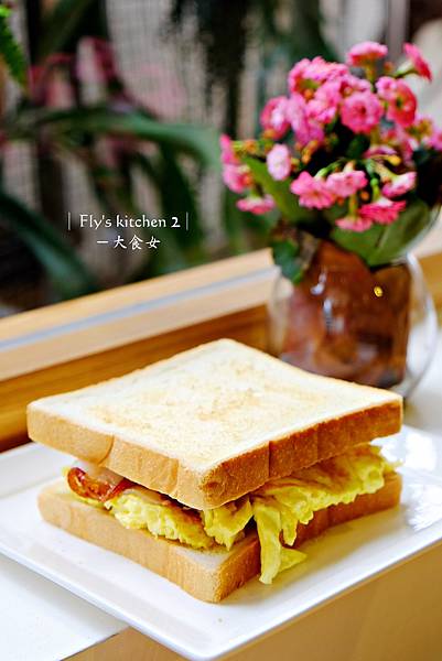 [信義安和站美食] Fly&#8217;s kitchen 2-超狂的三明治！餡料要爆出來啦！還有早午餐、清粥、貝果、千層麵等！(附完整菜單MENU) 信義安和早午餐/信義安和早餐/信義安和咖啡廳 @大食女 in Wonderland