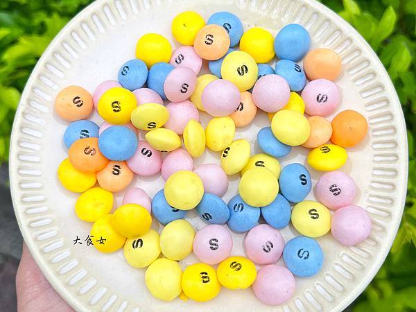 [超商美食] 7-ELEVEN Skittles-馬卡龍色的Skittles，整個讓人少女心大噴發！(附價位) 711必買/711必吃/台北美食 @大食女 in Wonderland