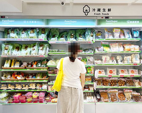 全家超市 FamiSuper-全家竟然也開超市了！純白風格有夠美！第一間就選擇開在台北東區！ 忠孝敦化美食/全家美食/超商美食 @大食女 in Wonderland